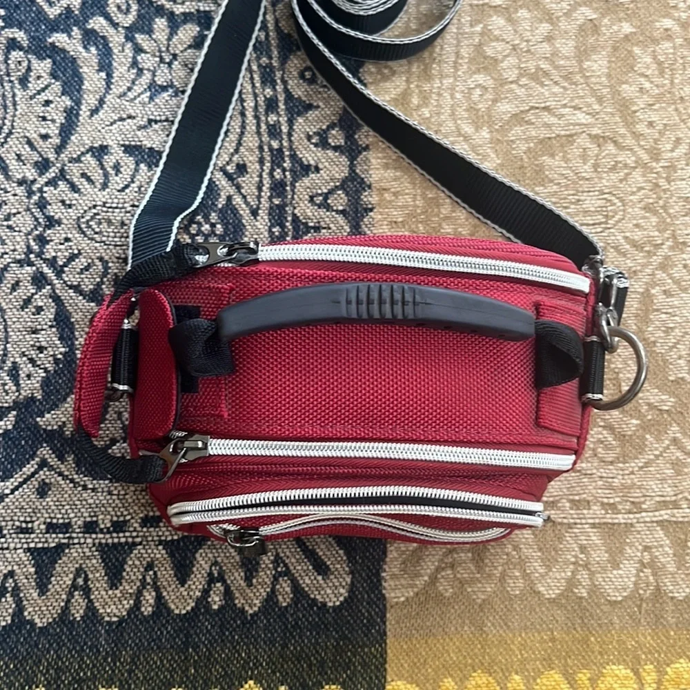 Kenneth Cole camera bag 🖤 - Picture 3 of 8